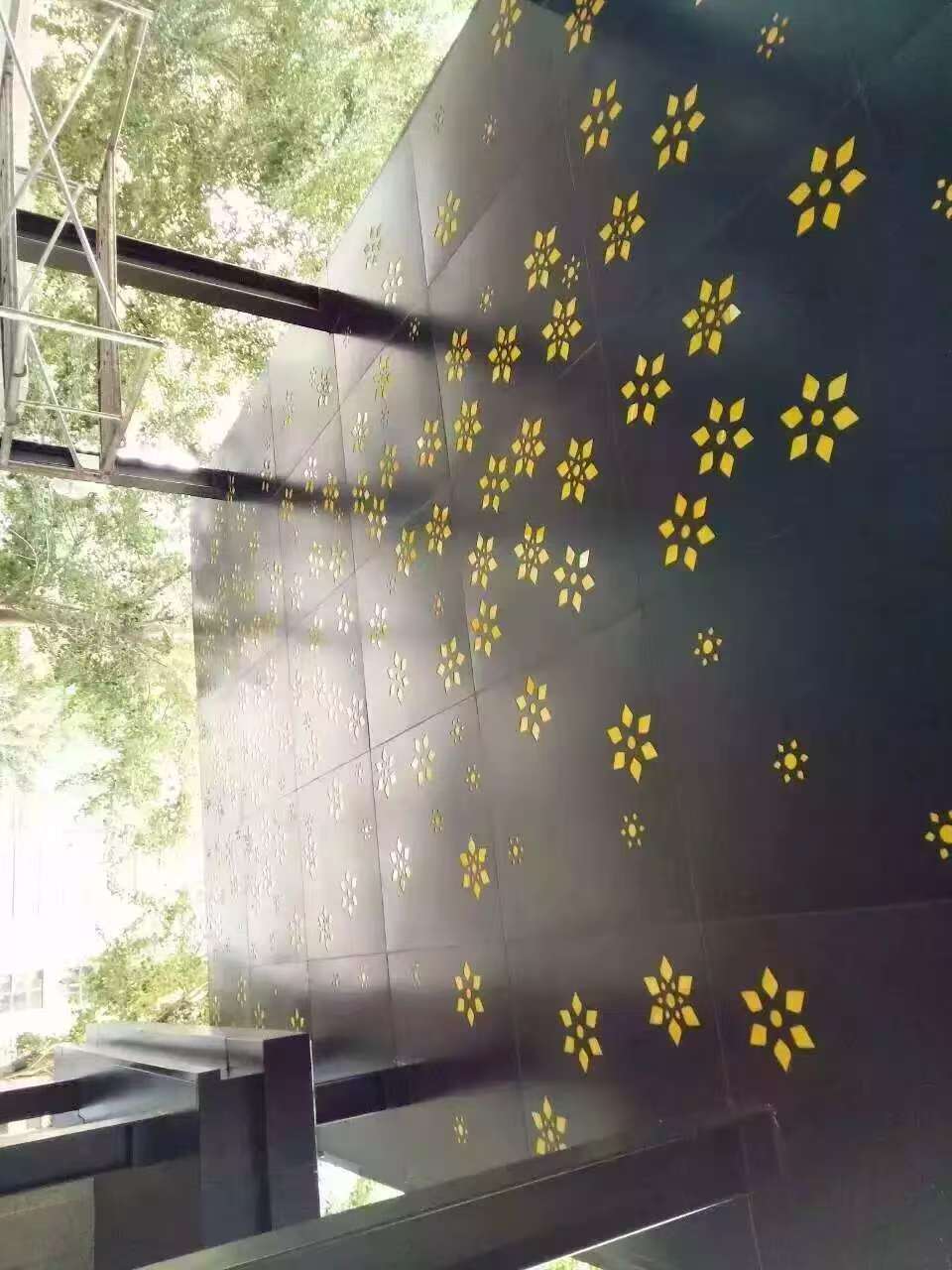 氟碳铝单板能用多少年？使用寿命与日常维护要点